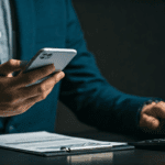 alt_text: Osoba negocjuje warunki spłaty chwilówek, symbolizując profesjonalizm i bezpieczeństwo finansowe.