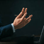 alt_text: Osoba w eleganckim biurze, skoncentrowana na rozmowie telefonicznej o mikropożyczkach.